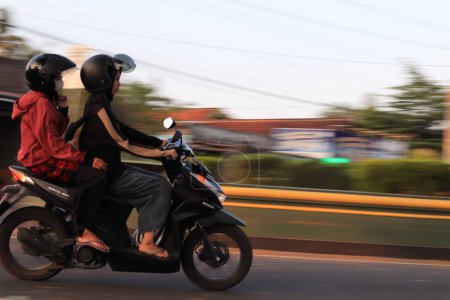 Téléchargez les photos : Motocycliste équitation sur la route en Thaïlande - en image libre de droit