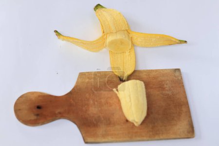 Téléchargez les photos : Banane fraîche à bord sur fond isolé - en image libre de droit
