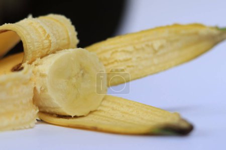 Téléchargez les photos : Banane fraîche sur fond isolé - en image libre de droit