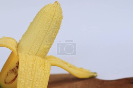 Téléchargez les photos : Banane fraîche à bord sur fond isolé - en image libre de droit