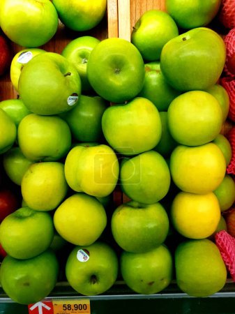 Téléchargez les photos : Pommes fraîches sur le marché - en image libre de droit