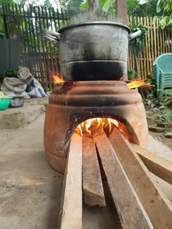 Téléchargez les photos : Poêle traditionnel qui utilise du bois pour la cuisson - en image libre de droit