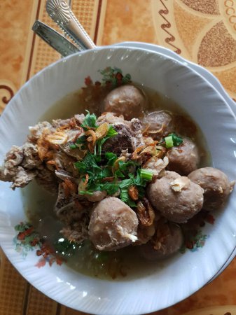 Foto de Una porción de sopa de balungan con albóndigas listas para comer. - Imagen libre de derechos