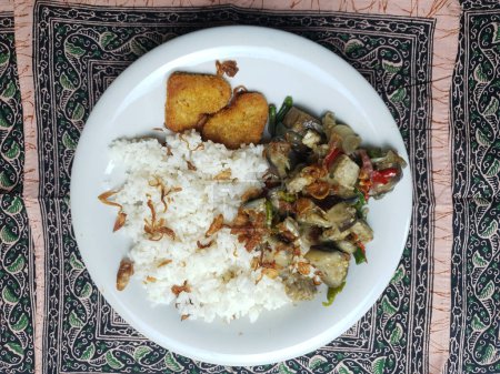 Téléchargez les photos : Nourriture pour le petit déjeuner avec pépites et riz, légumes aubergines - en image libre de droit