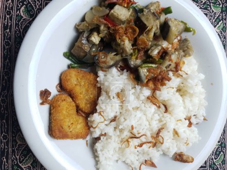 Téléchargez les photos : Nourriture pour le petit déjeuner avec pépites et riz, légumes aubergines - en image libre de droit