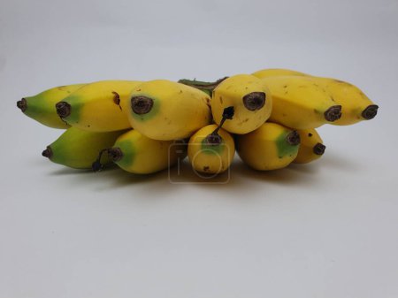 Téléchargez les photos : Bouquet de bananes sur fond blanc - en image libre de droit