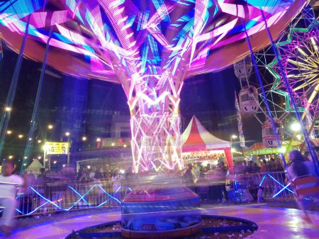 Téléchargez les photos : Carrousel au parc d'attractions - en image libre de droit