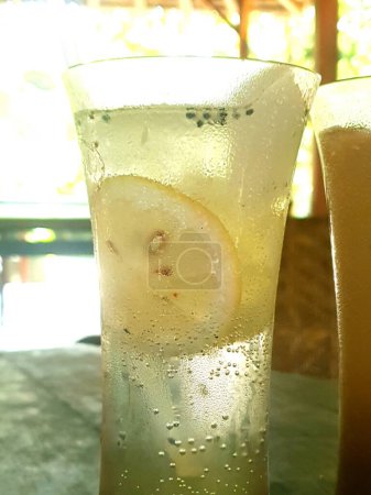 Téléchargez les photos : Un verre de cocktail glacé sucré sur la table - en image libre de droit
