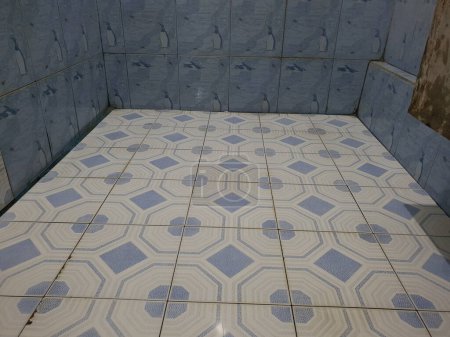 Foto de El baño con suelo azul y blanco - Imagen libre de derechos