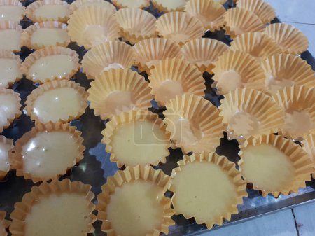 Téléchargez les photos : Moules en silicone jaune pour la cuisson des cupcakes dans la cuisine - en image libre de droit