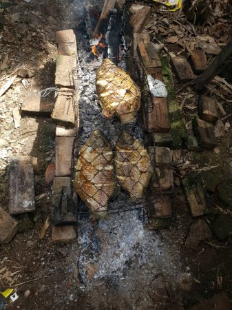 Téléchargez les photos : Poisson Gurame grillé de la manière traditionnelle - en image libre de droit