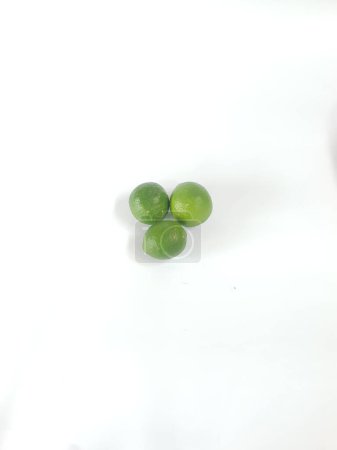 Téléchargez les photos : Limes vertes sur fond blanc - en image libre de droit