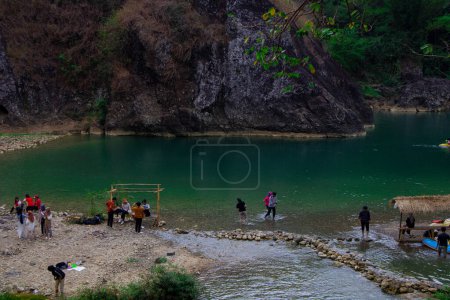Téléchargez les photos : Yogyakarta, Indonésie - 3 août 2023 : Vue sur la rivière où l'eau est très claire et verte. Canoë-kayak à Kedung Jati Parang, Selopamioro. - en image libre de droit