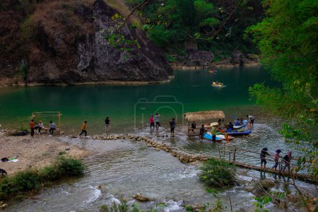 Téléchargez les photos : Yogyakarta, Indonésie - 3 août 2023 : Vue sur la rivière où l'eau est très claire et verte. Canoë-kayak à Kedung Jati Parang, Selopamioro. - en image libre de droit