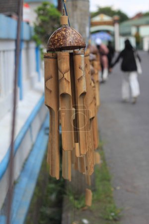 Juguetes tradicionales colgados hechos de bambú