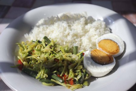 Foto de Menú de comer flores de papaya saladas y huevos salados es bueno para la salud. tumis bunga pepaya - Imagen libre de derechos