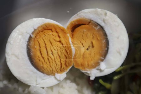 Téléchargez les photos : Menu de manger des fleurs de papaye salées et des œufs salés est bon pour la santé. tumis bunga pepaya - en image libre de droit