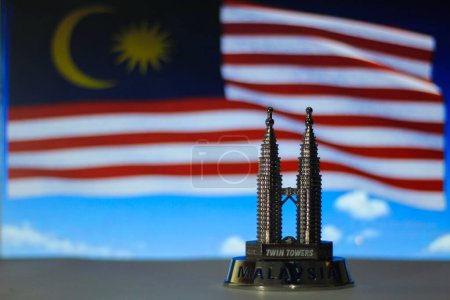 Téléchargez les photos : Petronas miniature malaysia et nationalités malaisiennes pour commémorer la fête de l'indépendance - en image libre de droit