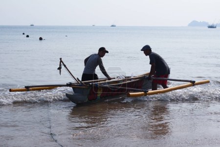 Téléchargez les photos : Bateau de pêche dans la mer - en image libre de droit