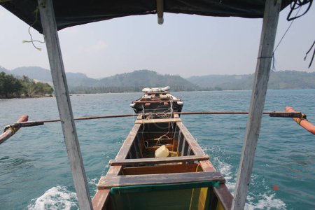 Foto de Turistas navegando a la isla mengkudu - Imagen libre de derechos