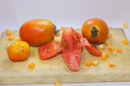 Téléchargez les photos : Tomate tranchée sur planche à découper - en image libre de droit