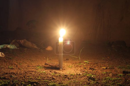 Téléchargez les photos : Une bougie dans la nuit - en image libre de droit
