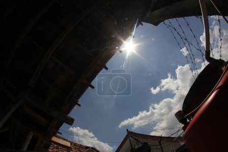 Téléchargez les photos : Faible angle de soleil avec nuages - en image libre de droit