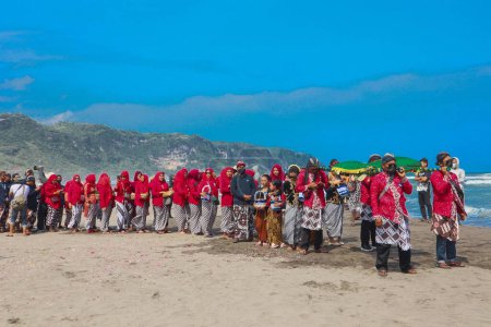 Téléchargez les photos : Parang Tritis Beach, Yogyakarta 7 juin 2022 : Festival annuel de l'offre de la mer. La communauté autour de la plage de Parangtris organise une célébration traditionnelle appelée Labuhan Bhakti Pisungsung Jaladri. - en image libre de droit