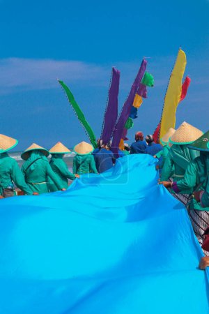Téléchargez les photos : Parang Tritis Beach, Yogyakarta 7 juin 2022 : Festival annuel de l'offre de la mer. La communauté autour de la plage de Parangtris organise une célébration traditionnelle appelée Labuhan Bhakti Pisungsung Jaladri. - en image libre de droit