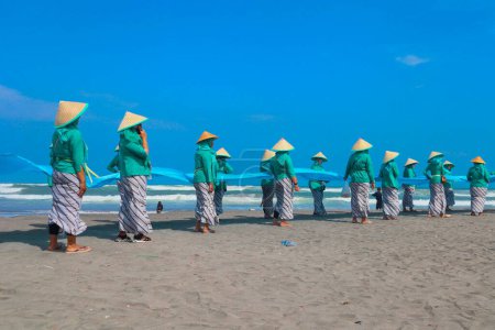 Foto de Parang Tritis Beach, Yogyakarta 7 de junio de 2022: Fiesta Anual del Mar Ofreciendo. La comunidad alrededor de la playa de Parangtris celebra una celebración tradicional llamada Labuhan Bhakti Pisungsung Jaladri. - Imagen libre de derechos