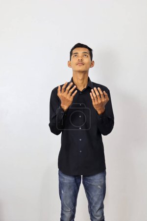 Foto de Hombre indonesio con expresión preocupada sobre un fondo blanco - Imagen libre de derechos