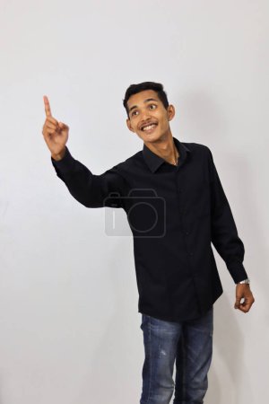 Foto de Un hombre que tiene una expresión feliz sobre un fondo blanco - Imagen libre de derechos