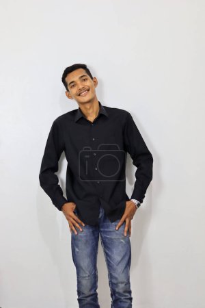 Téléchargez les photos : Indonésien homme portant chemise noire isolé fond blanc. - en image libre de droit