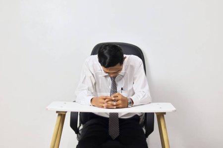 Téléchargez les photos : Fatigué asiatique homme assis dans bureau - en image libre de droit