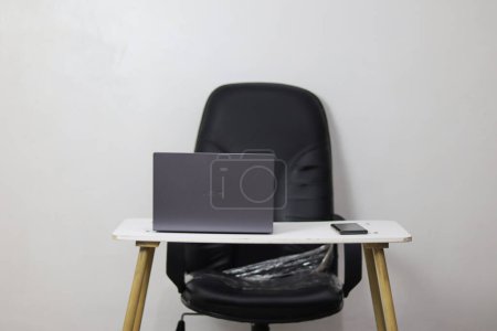 Foto de Portátil en el escritorio en la oficina - Imagen libre de derechos