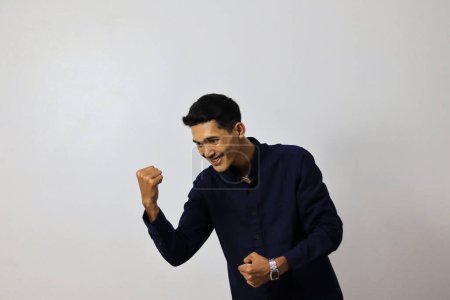 Foto de Un hombre con expresión feliz sobre un fondo blanco - Imagen libre de derechos