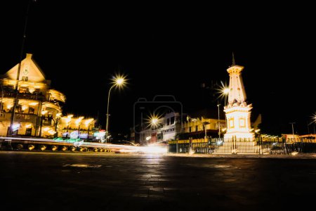 Foto de Yogyakarta, Indonesia - 14 de enero de 2024: Tugu Jogja por la noche con efectos de luz de motocicletas y automóviles. técnica de fotografía de velocidad lenta en Tugu Yogyakarta. - Imagen libre de derechos