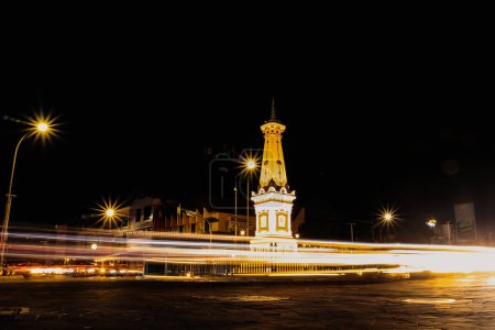 Foto de Yogyakarta, Indonesia - 14 de enero de 2024: Tugu Jogja por la noche con efectos de luz de motocicletas y automóviles. técnica de fotografía de velocidad lenta en Tugu Yogyakarta. - Imagen libre de derechos