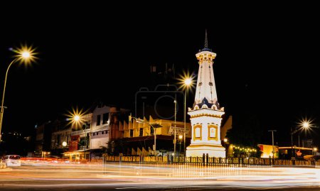 Téléchargez les photos : Yogyakarta, Indonésie - 14 janvier 2024 : Tugu Jogja la nuit avec des effets de lumière des motos et des voitures. technique de photo à vitesse lente à Tugu Yogyakarta. - en image libre de droit