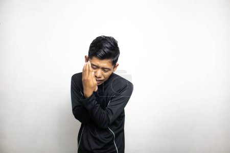 Foto de Emocional asiático hombre en negro ropa posando en blanco estudio fondo - Imagen libre de derechos