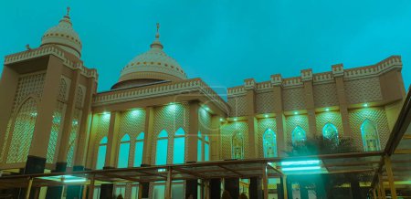 Téléchargez les photos : - 31 juillet 2021 : Mosquée illuminée sous un ciel nuageux au coucher du soleil - en image libre de droit