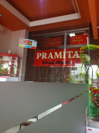 Foto de Yogyakarta - 25 de noviembre de 2023: La sala de registro de pacientes en la Clínica Pramita está dominada por el rojo - Imagen libre de derechos