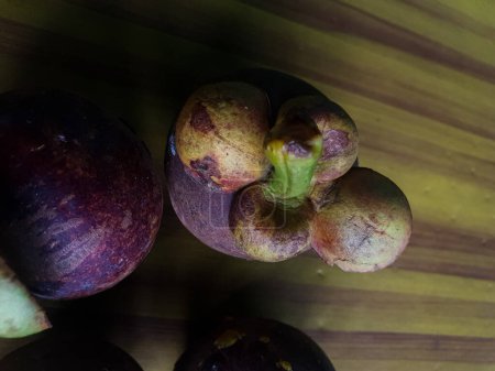 Téléchargez les photos : Mangoustan fruits sur table en bois, vue rapprochée - en image libre de droit