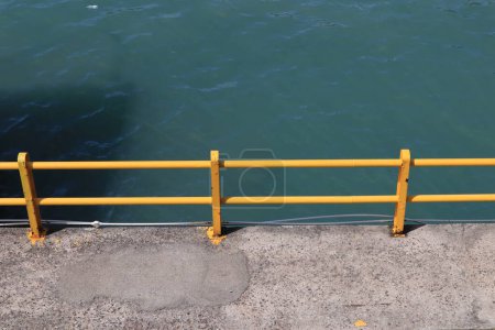 Téléchargez les photos : Clôture jaune sur jetée en béton, vue aérienne - en image libre de droit