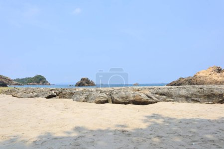 Téléchargez les photos : Belle côte de mer avec sable et pierres - en image libre de droit