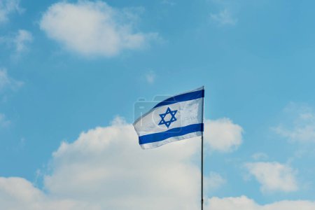 Foto de Día de la Independencia de Israel: Bandera israelí contra el horizonte. - Imagen libre de derechos