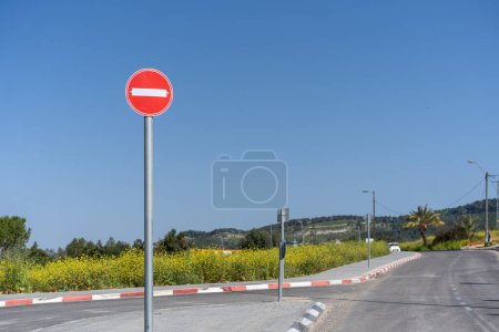 Téléchargez les photos : Panneau d'interdiction d'entrée clair et simple au premier plan avec un paysage saisonnier vif au loin. - en image libre de droit