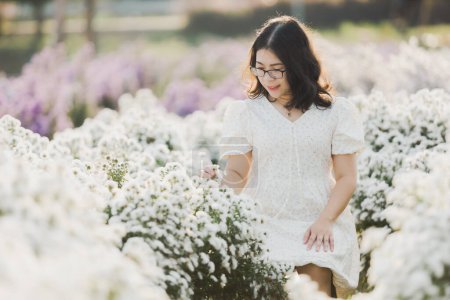 Foto de Retrato de mujer joven asiática viajero feliz con vestido blanco disfrutando en flor blanca o campo de flores de margarita blanca en el jardín de en Chiang Mai, Tailandia, viaje relajarse vacaciones - Imagen libre de derechos