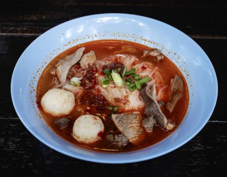 Téléchargez les photos : Nouilles à la boulette de viande de porc, Tom Yum porc, nourriture thaïlandaise épicée. - en image libre de droit
