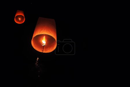 Foto de Linternas de papel fumigadas por el aire caliente se elevan hacia el cielo por la noche. - Imagen libre de derechos